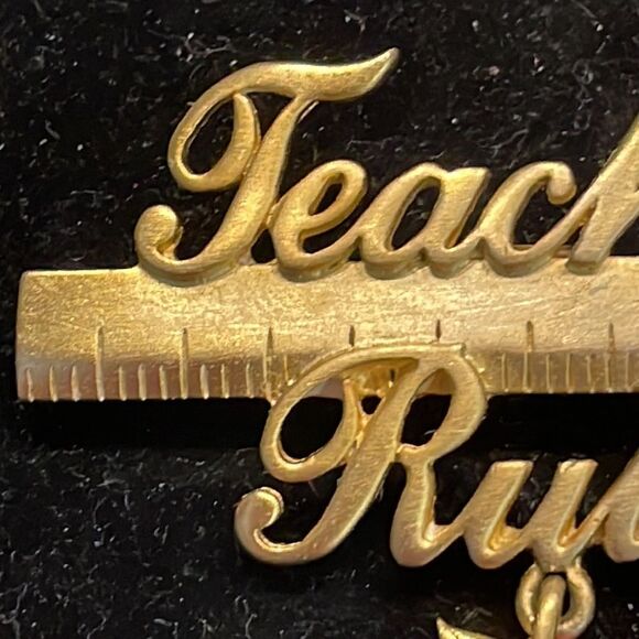 Vintage 2.3” Joanette Jewelry Teachers Rule gold tone brooch ruler enamel apple - Picture 6 of 13